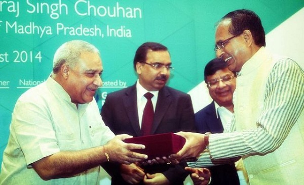 Sudhir Goel -MD, Gulf Petrochem receiving memento from CM.