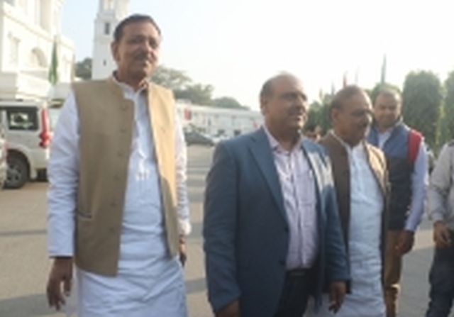 BJP MLAs Vijender Gupta urge Delhi LG Anil Baijal for implementation of Centre's health scheme