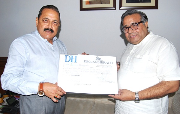 The Minister of State for Development of North Eastern Region (I/C), Prime Minister’s Office, Personnel, Public Grievances & Pensions, Department of Atomic Energy, Department of Space, Dr. Jitendra Singh receiving a relief cheque of Rs.2 crore from Political Editor & Bureau Chief of Deccan Herald, Shri Shekhar Iyer, towards Prime Minister’s National Relief Fund, in New Delhi.
