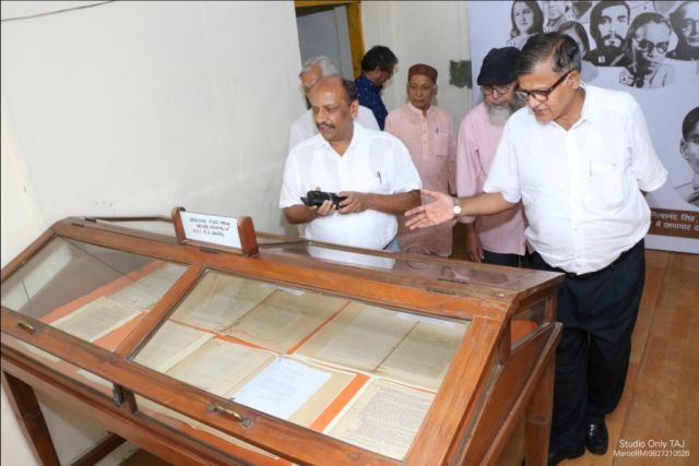 Dr. M. A. Huque, Deputy Director NAI, New Delhi, explaining about the papers of princely Bhopal state put up in the exhibition to Ajatshatru Srivastava, Commissioner, Bhopal Division, who inaugurated the exhibition.
