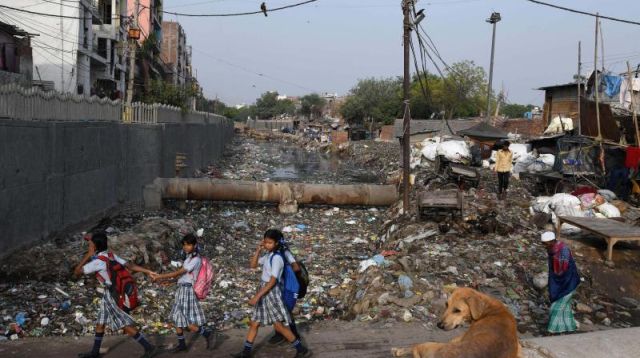 Garbage-in-Taimur-Nagar-slum-area-in-New-Delhi.jpg