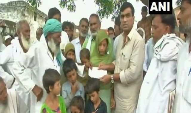 Haryana Waqf Board Chairman Raheesha Khan gives Rs 3 lakh, Haryana government gives a cheque of Rs 5 lakh to Rakbar's family (ANI)