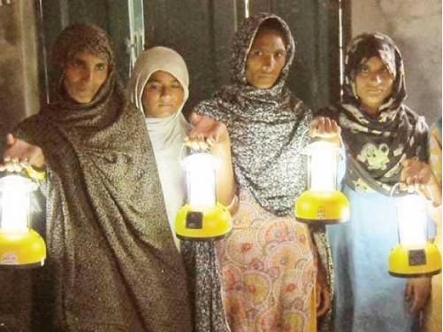 In Pakistan, solar lamps turn women into green energy entrepreneurs