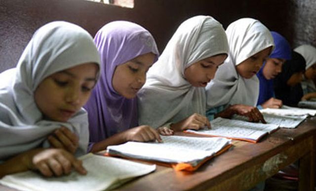 Muslim-girls-in-Madrasa.jpg