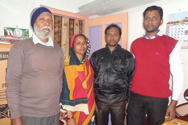 Sk Zafor Ali (in red sweater), Rank 45 in West Bengal Judicial Service Examination 2014, with his parents and elder brother