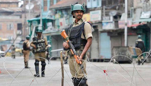 curfew-kashmir-CRPF-Indian-Force-force-police-army.jpg