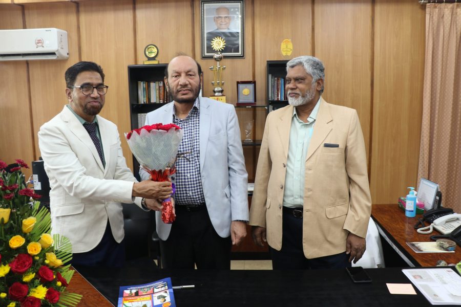 0046:Prof. Siddiqui Mohd Mahmood presenting a bouquet to Prof. Syed Ainul Hasan. Prof. SM Rahmatullah also seen.