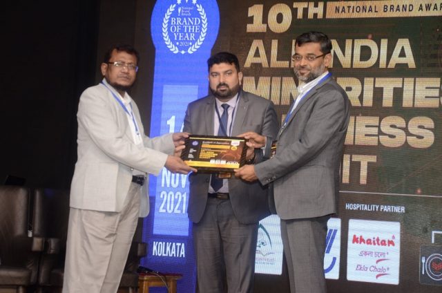 SM Khursheed of Daily Jadeed Bharat, receiving the award from the hands of Dr. Aslam Khan, founder Chairman, Octaware Technologies Limited along with Mr Habibullah of Aerotech Engineering works Pvt Ltd. 
