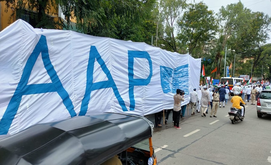 The Aam Aadmi Party on Sunday took out a procession with a giant 50-feet long and 6-feet wide National Tricolour and the largest ever Honesty Cap 50-feet long and 10-feet tall, from Bandra to Juhu on the I-Day