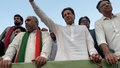 Imran begins long march with guns aimed at ISI chief